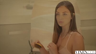 Dalgalı saçlı esmer hottie porno film türk senin için mastürbasyon yapıyor