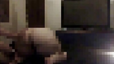 Kısa köylü kızı porno film saçlı cadaloz elbisesini kaldırır ve sonra adamını sikikleri